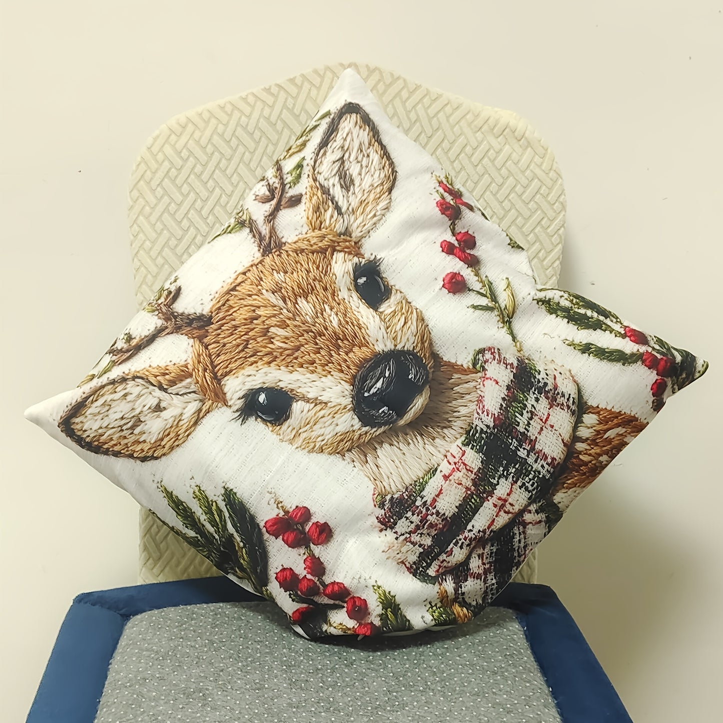 Christmas Reindeer Throw Pillow Cover – 45×45 cm Soft Plush Holiday Décor